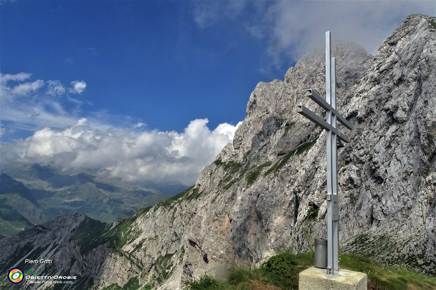 72 Alla croce della Bocchetta di Corna Piana (2100 m).JPG -                                